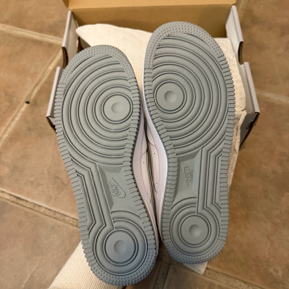 NEW IN BOX Nike Air Force 1 (GS) - White / Wolf Grey - Picture 4 of 6
